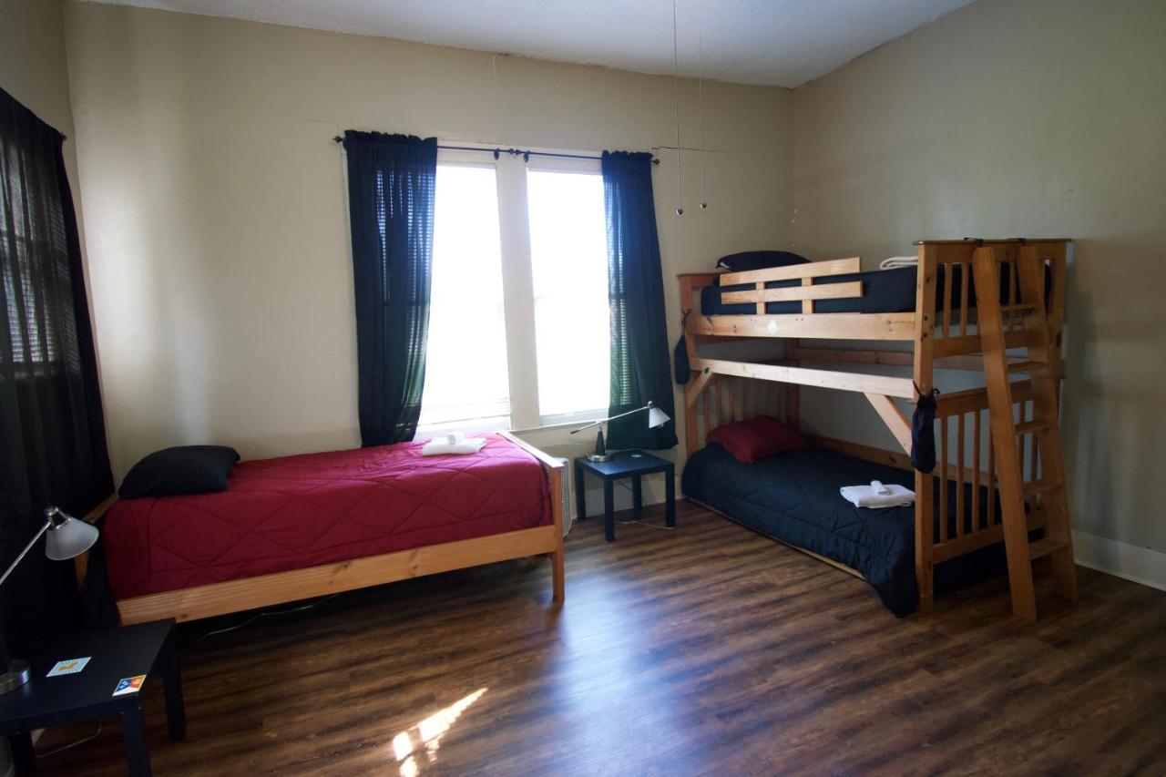 Cajun Hostel Downtown ลาฟาแย็ตต์ ภายนอก รูปภาพ