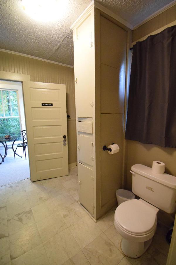 Cajun Hostel Downtown ลาฟาแย็ตต์ ภายนอก รูปภาพ